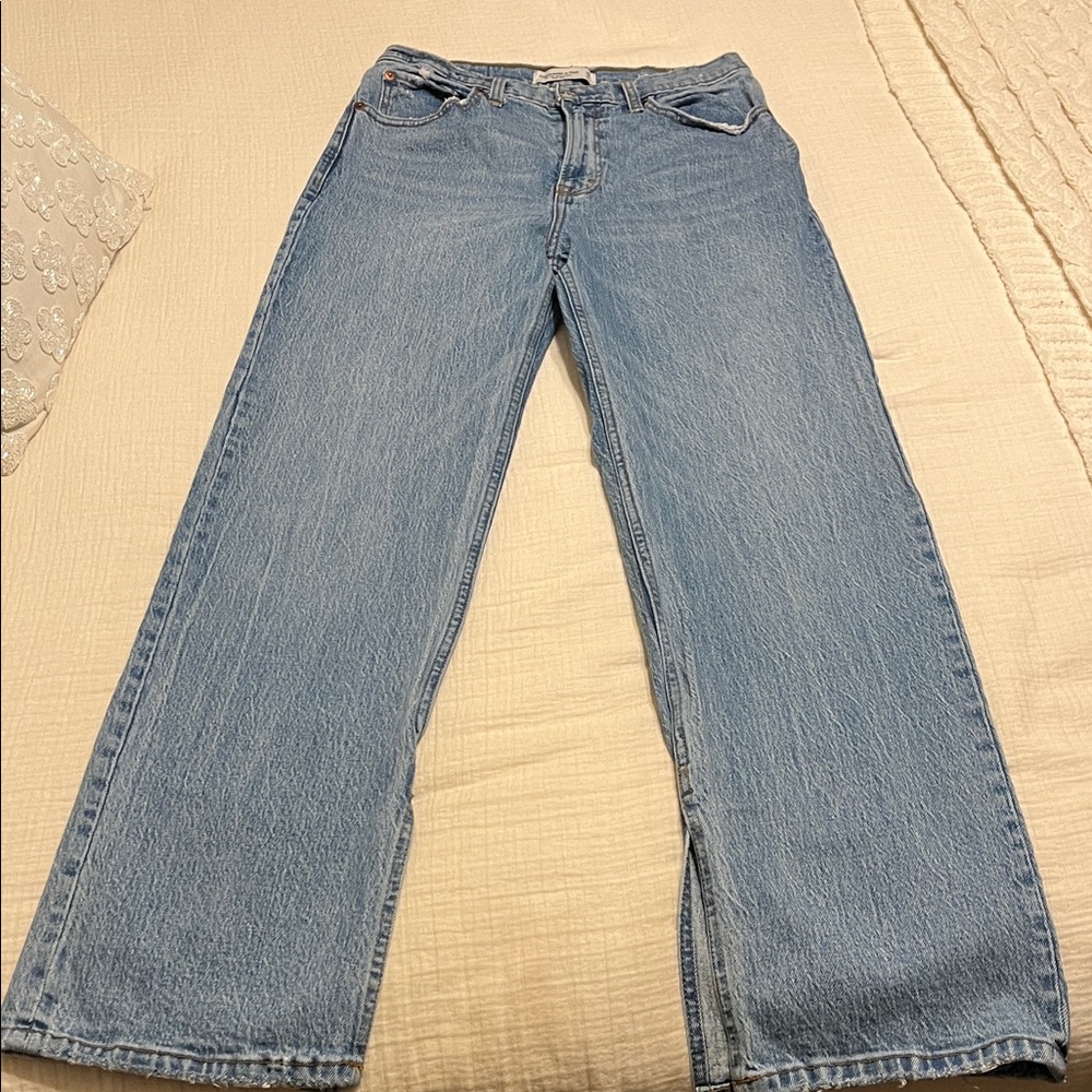 Abercrombie & Fitch 90’s Relaxed High Rise Flare Jeans. Size 28. Size 6.